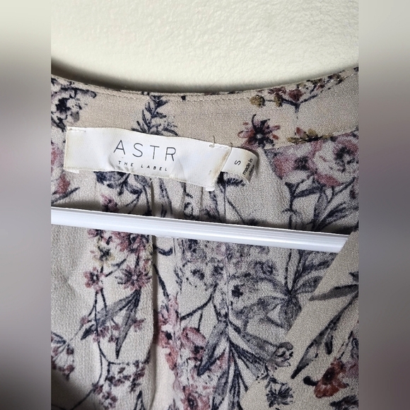 Astr The Label 100% Viscose Floral Hi-Lo Blouse, Size Small - Picture 2 of 3